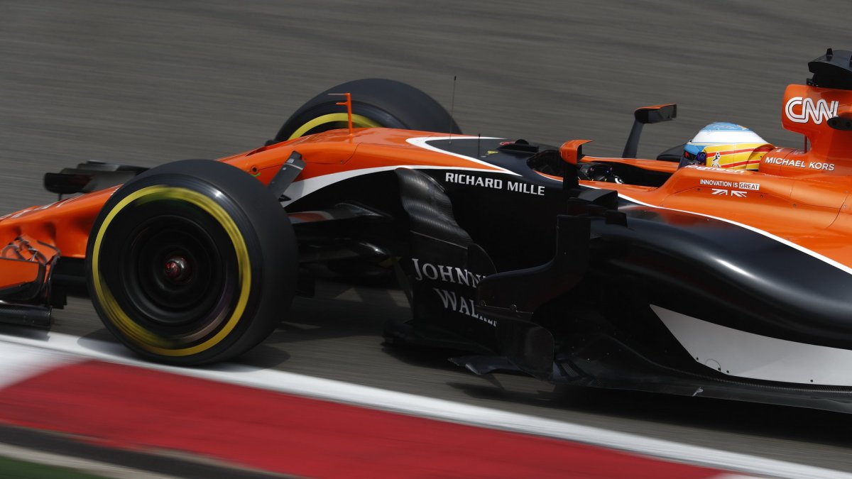Fernando Alonso s McLarenem v Číně
