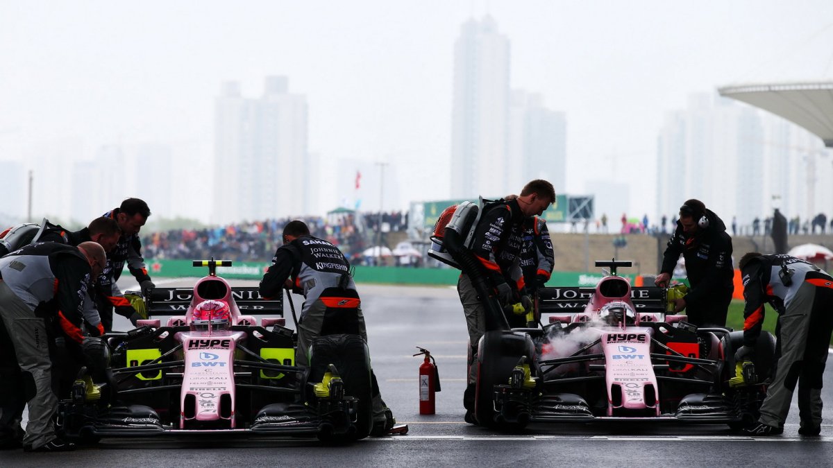 Esteban Ocon a Sergio Pérez před závodem v Číně