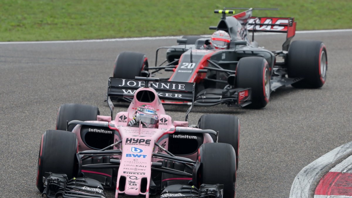 Sergio Pérez a Kevin Magnussen v závodě v Číně