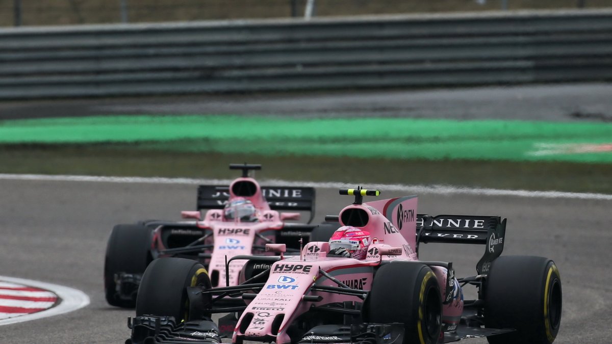 Esteban Ocon a Sergio Pérez v závodě v Číně