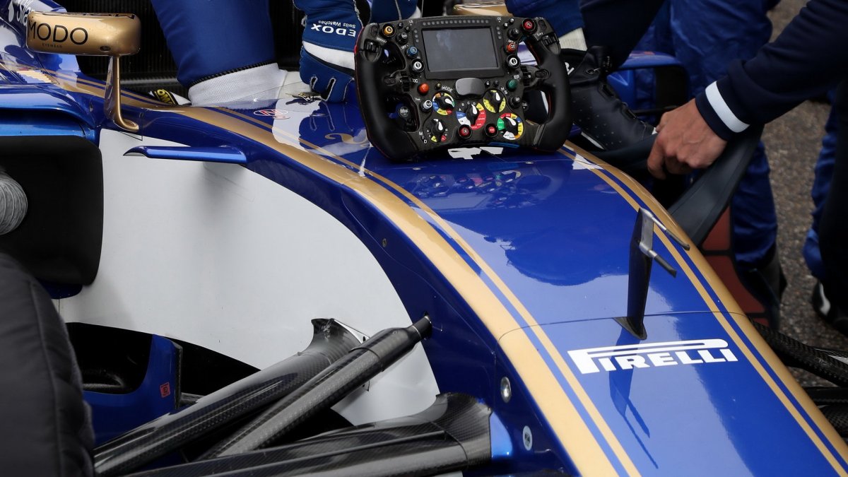 Volant vozu Sauber | Sauber C36 - Ferrari před závodem v Číně
