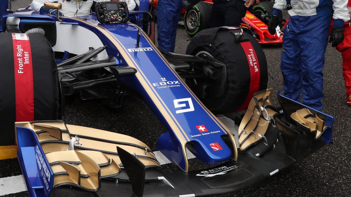 Přední křídlo vozu Sauber | Sauber C36 - Ferrari před závodem v Číně