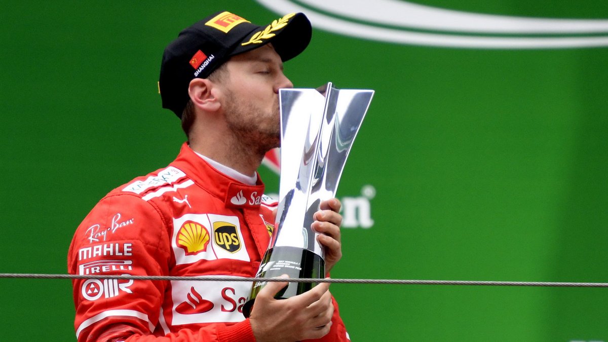 Sebastian Vettel se svou trofejí po závodě v Číně