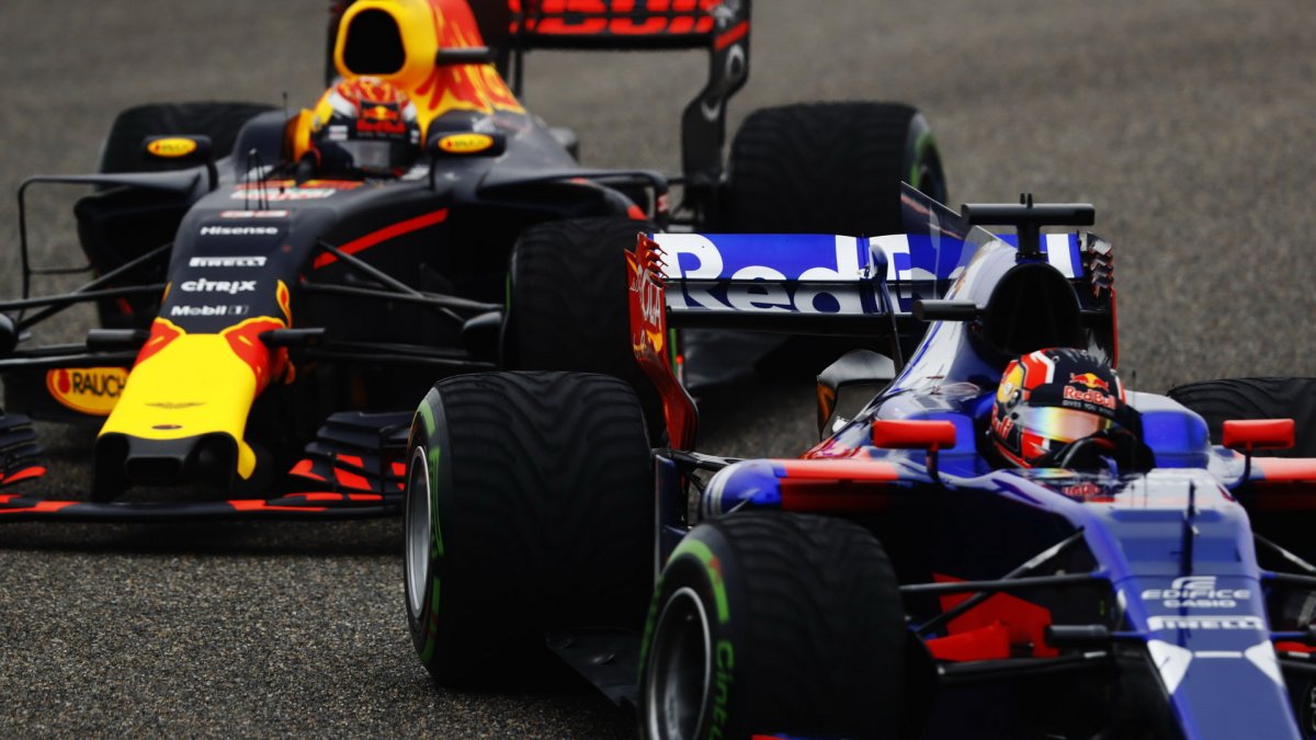 Max Verstappen a Daniil Kvjat v závodě v Číně