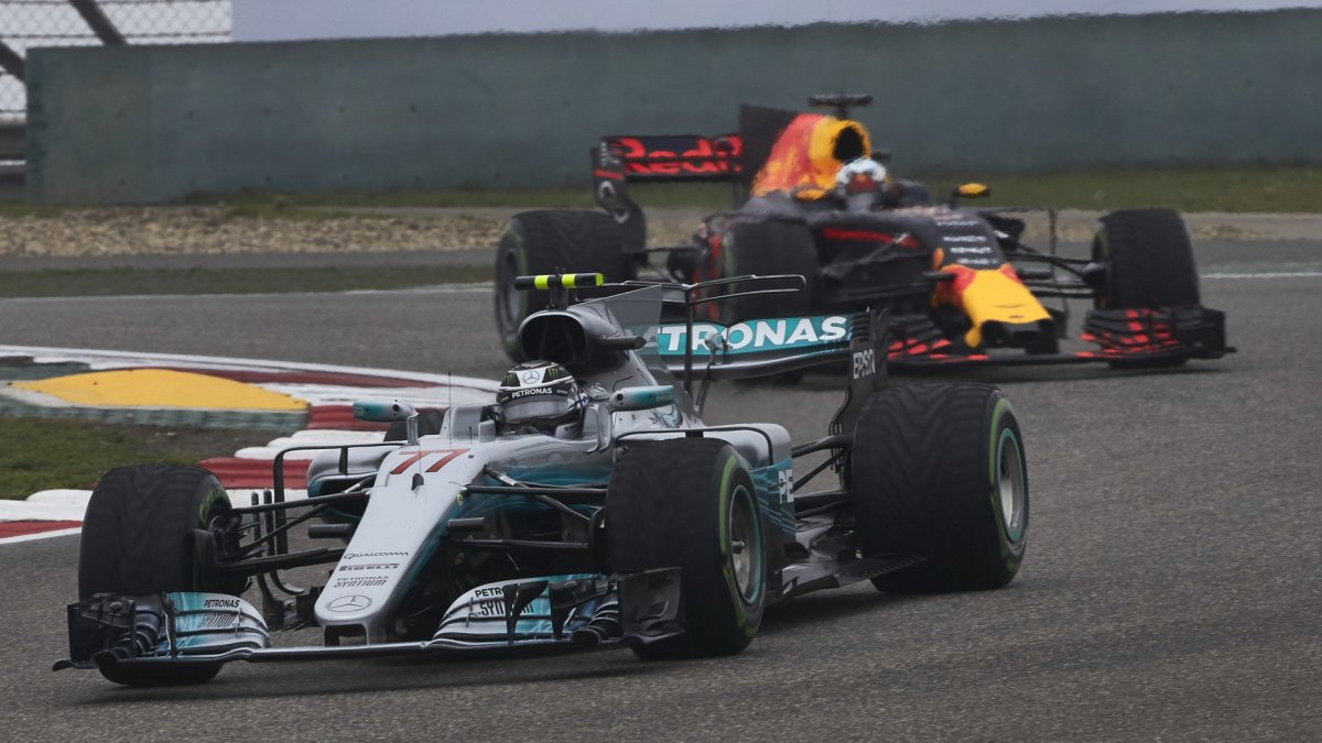 Valtteri Bottas a Daniel Ricciardo v závodě v Číně