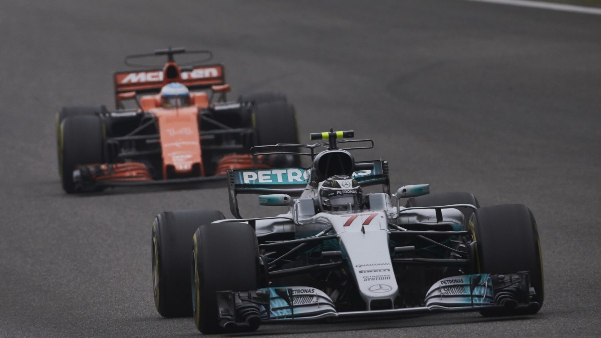 Valtteri Bottas a Fernando Alonso v závodě v Číně
