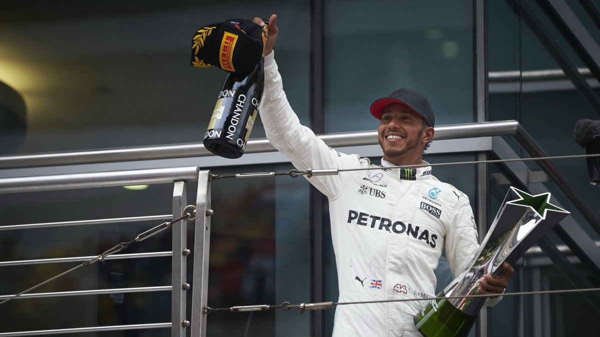 Lewis Hamilton se raduje z vítězství po závodě v Číně
