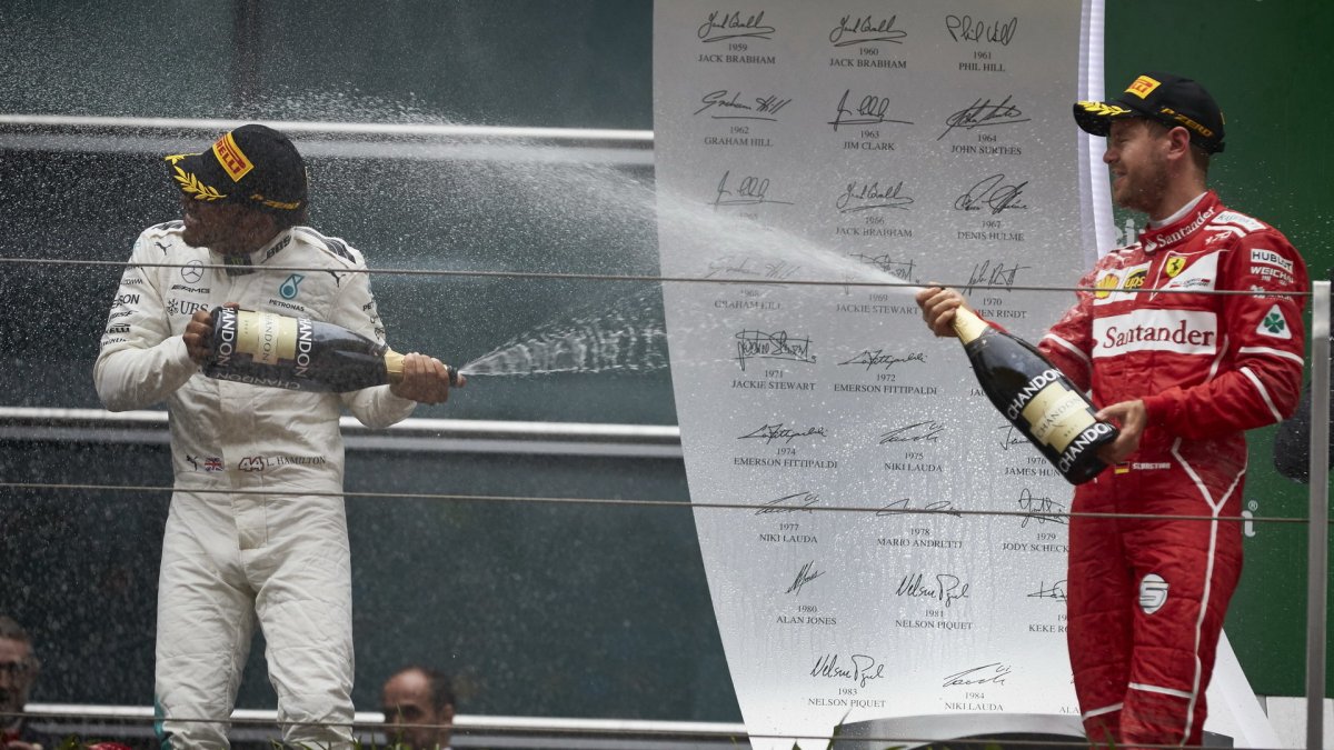 Lewis Hamilton a Sebastian Vettel na pódiu po závodě v Číně