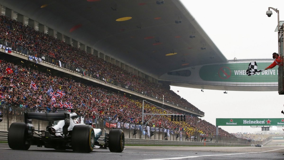 Lewis Hamilton v cíli závodu v Číně