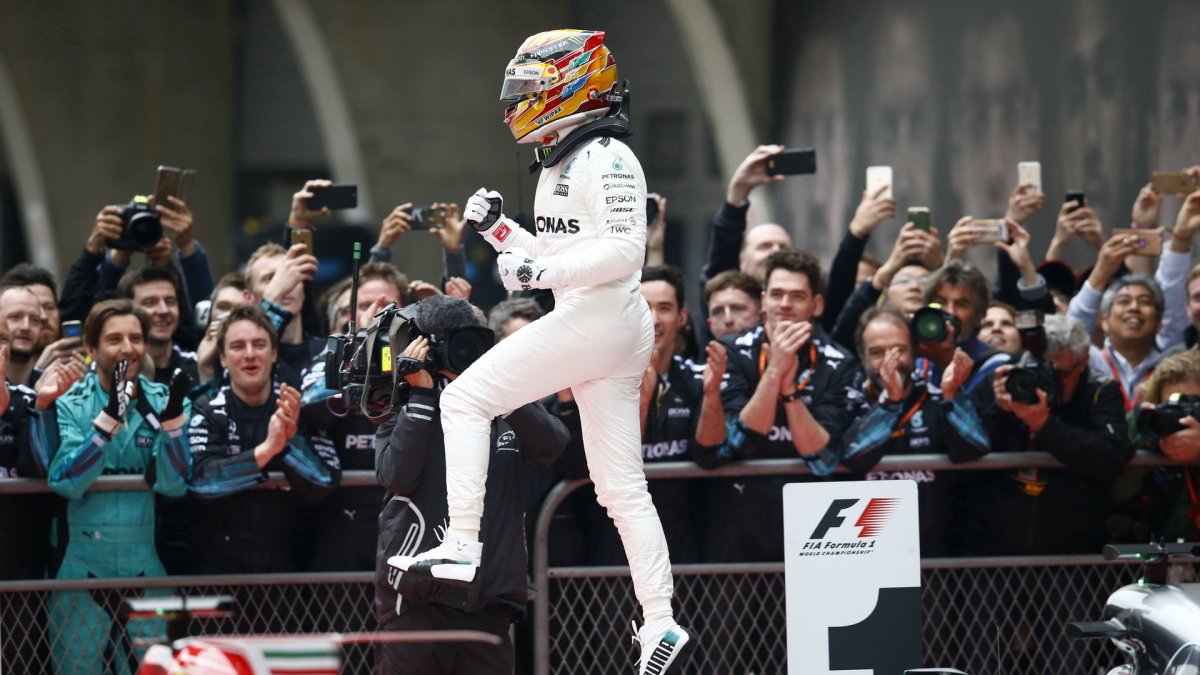 Lewis Hamilton se raduje z vítězství po závodě v Číně