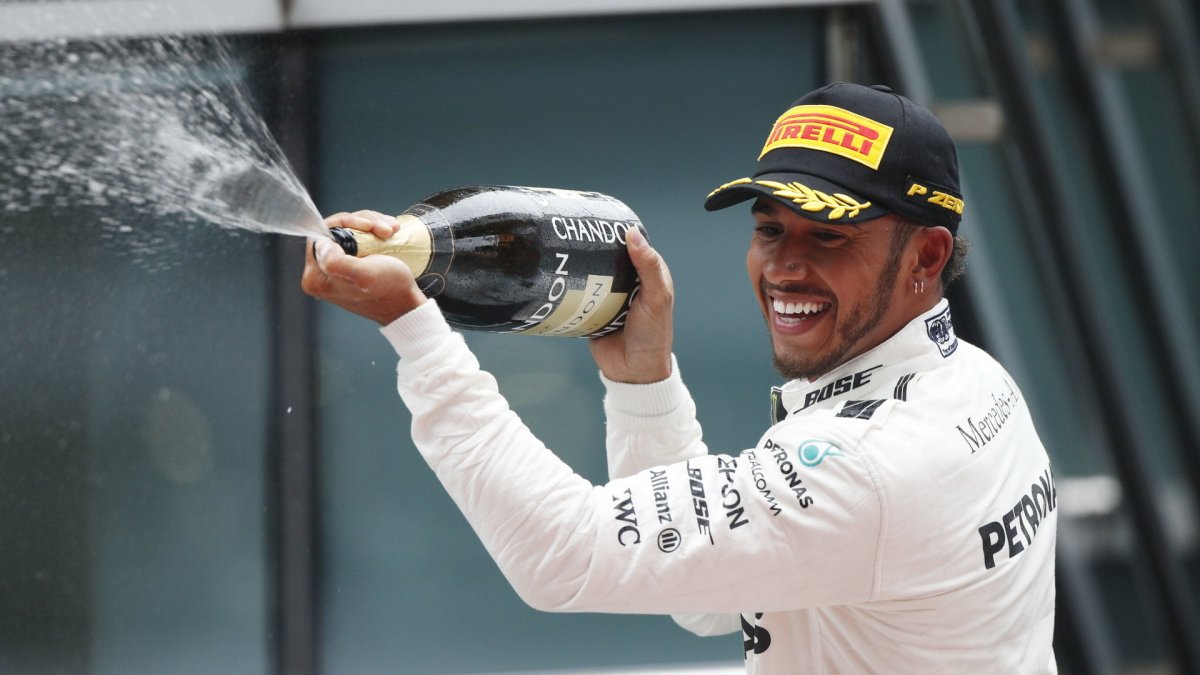 Lewis Hamilton se raduje z vítězství po závodě v Číně