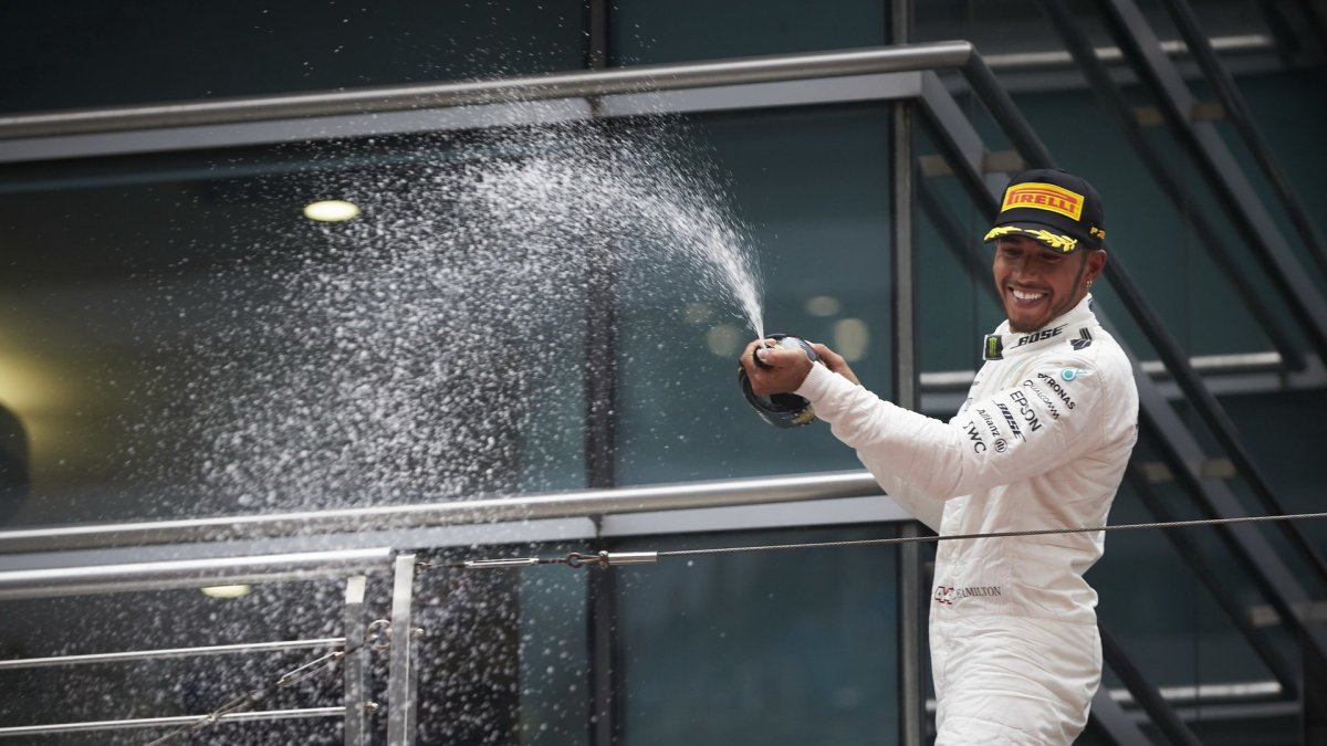 Lewis Hamilton se raduje z vítězství po závodě v Číně