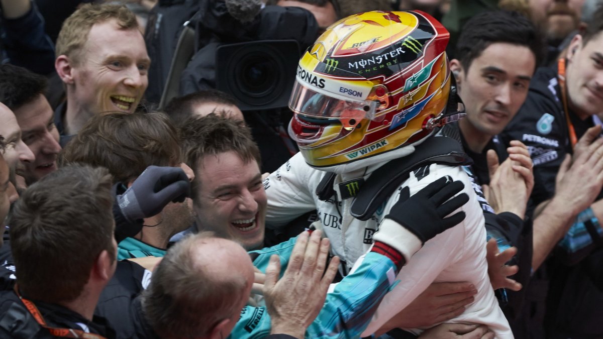 Lewis Hamilton se raduje z vítězství po závodě v Číně