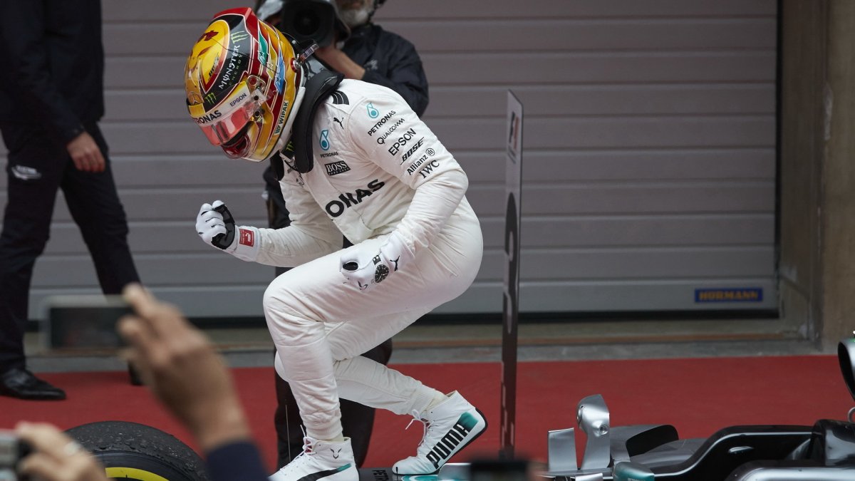 Lewis Hamilton se raduje z vítězství po závodě v Číně