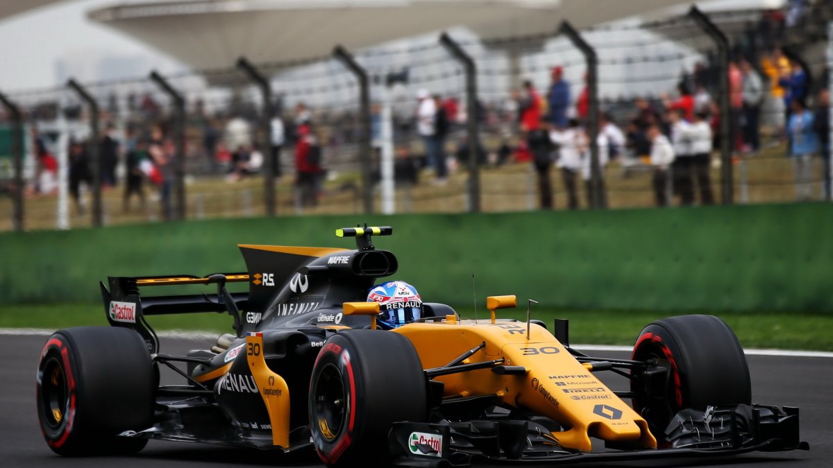 Jolyon Palmer s použitím DRS v kvalifikaci v Číně