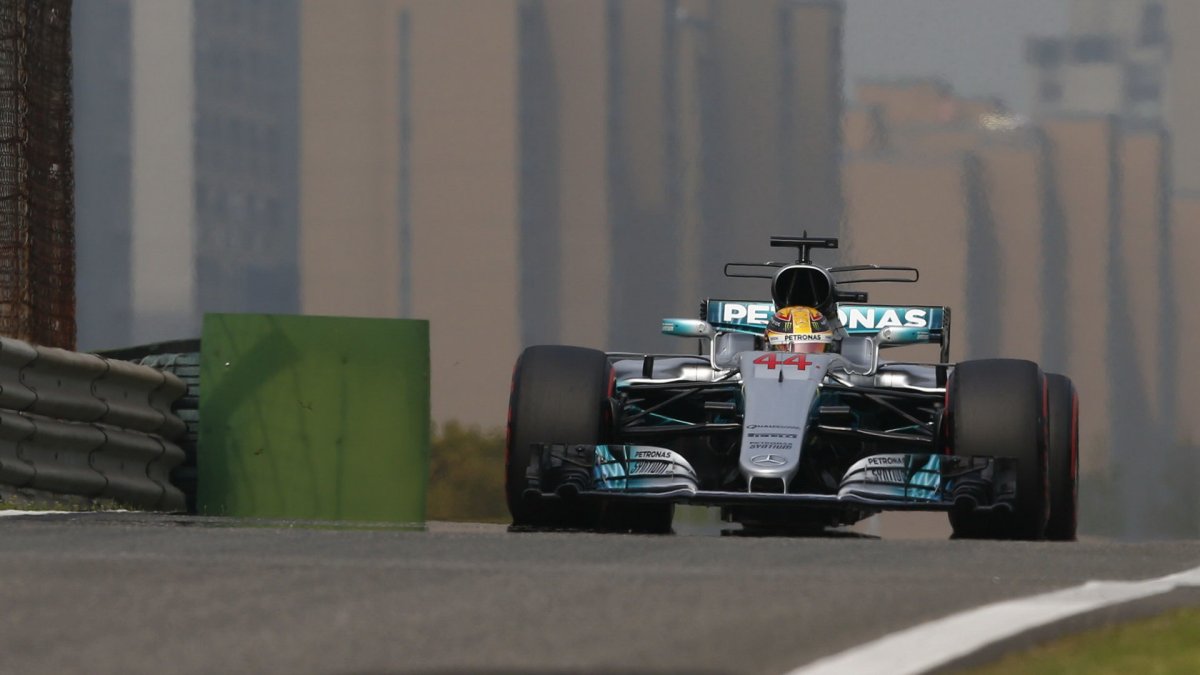 Lewis Hamilton v kvalifikaci v Číně