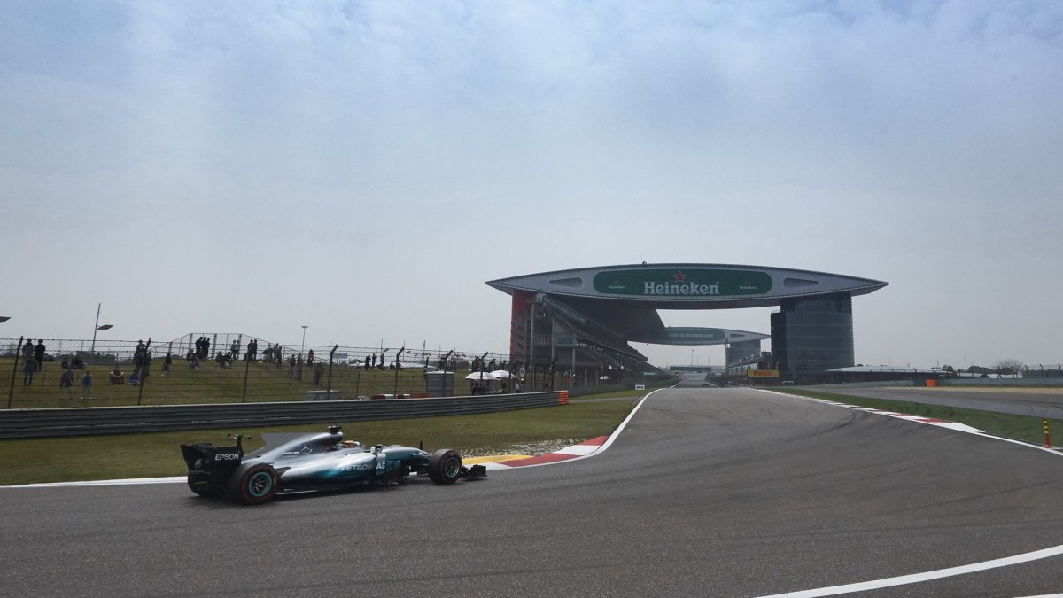Lewis Hamilton v kvalifikaci v Číně
