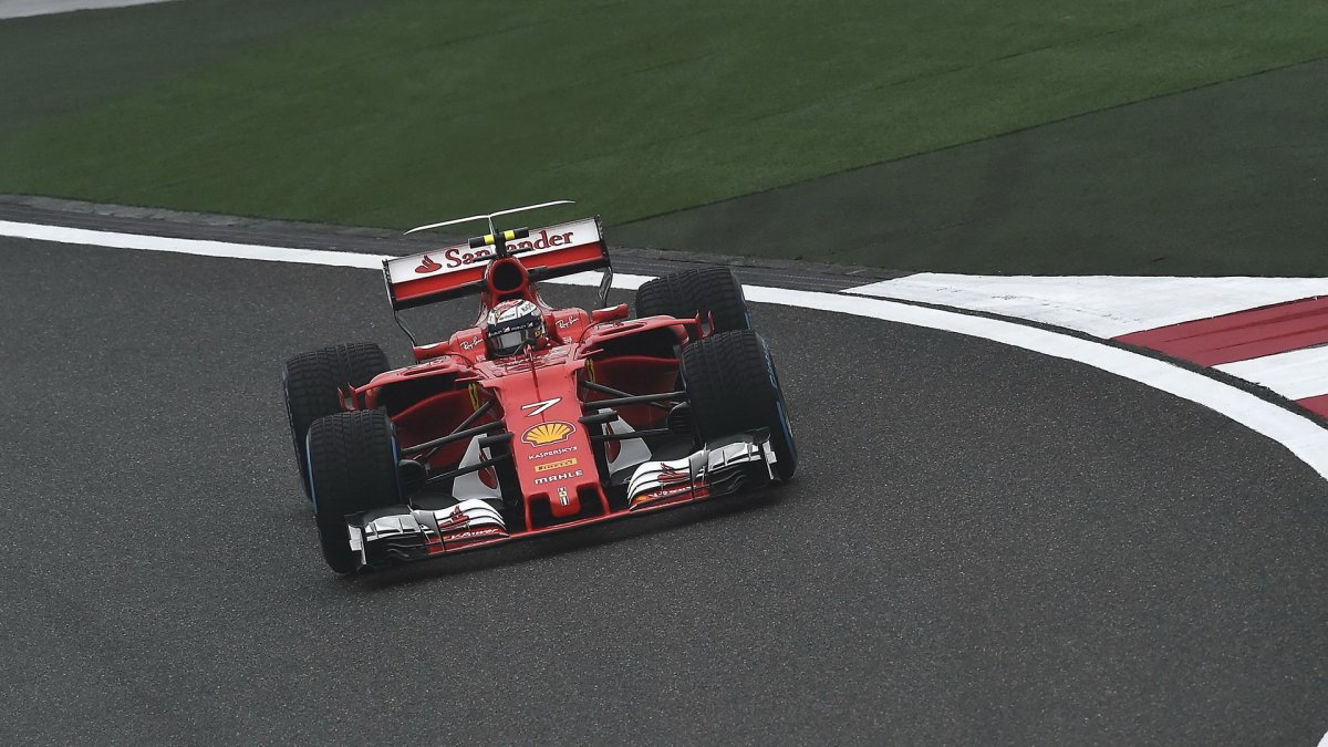 Kimi Räikkönen za deštivého tréninku v Číně