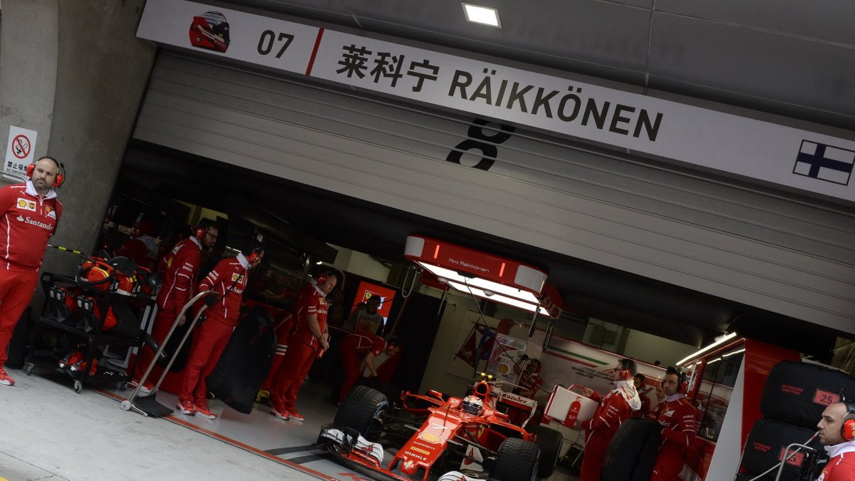 Kimi Räikkönen za deštivého tréninku v Číně