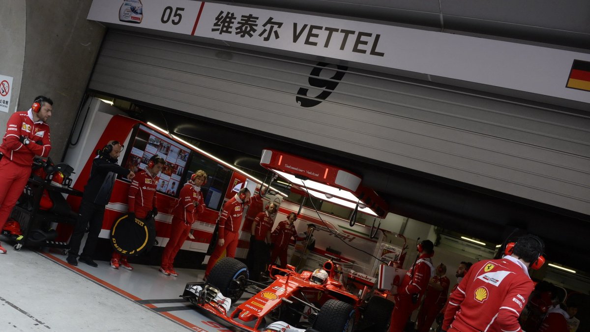Sebastian Vettel za deštivého tréninku v Číně