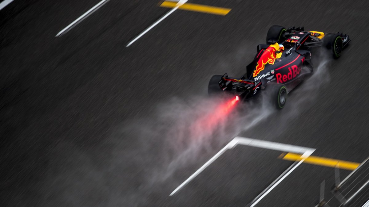 Daniel Ricciardo za deštivého tréninku v Číně