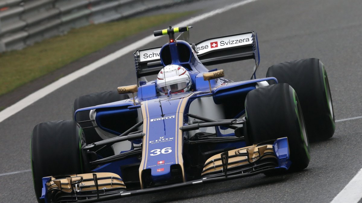 Antonio Giovinazzi za deštivého tréninku v Číně