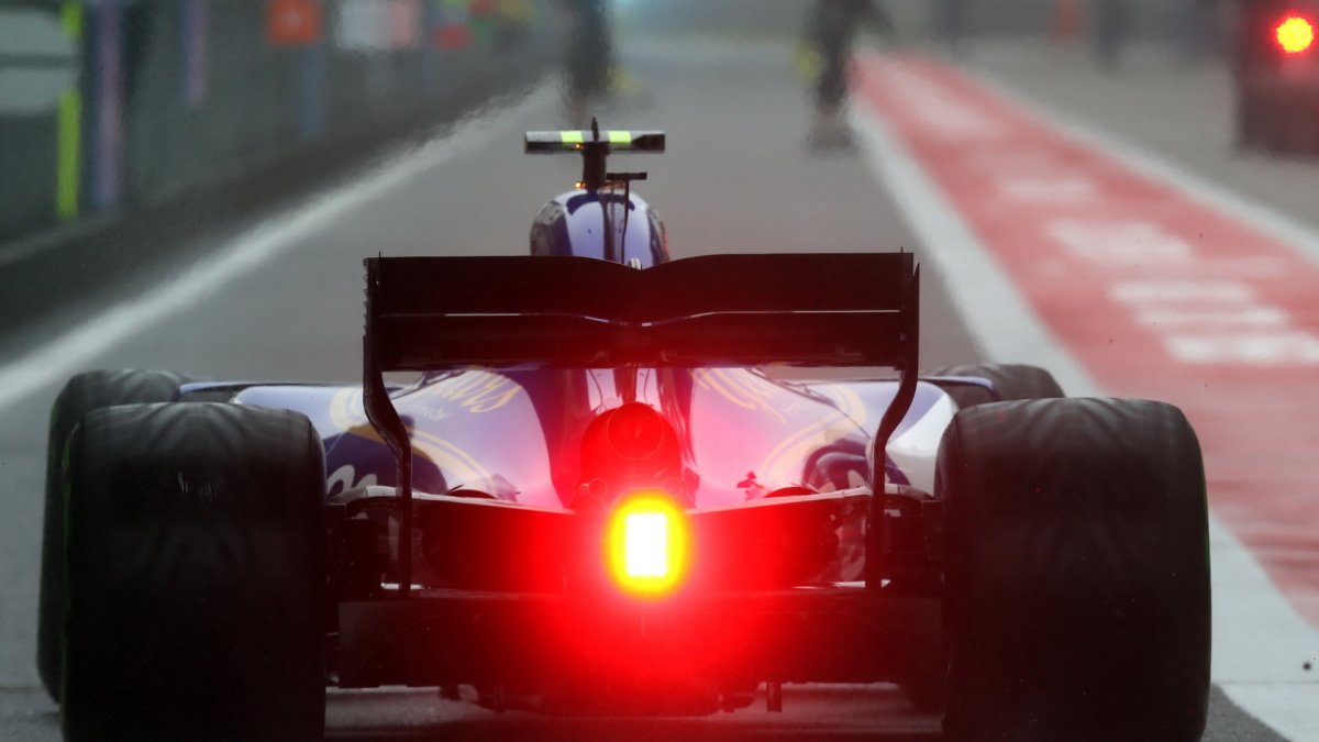 Antonio Giovinazzi za deštivého tréninku v Číně