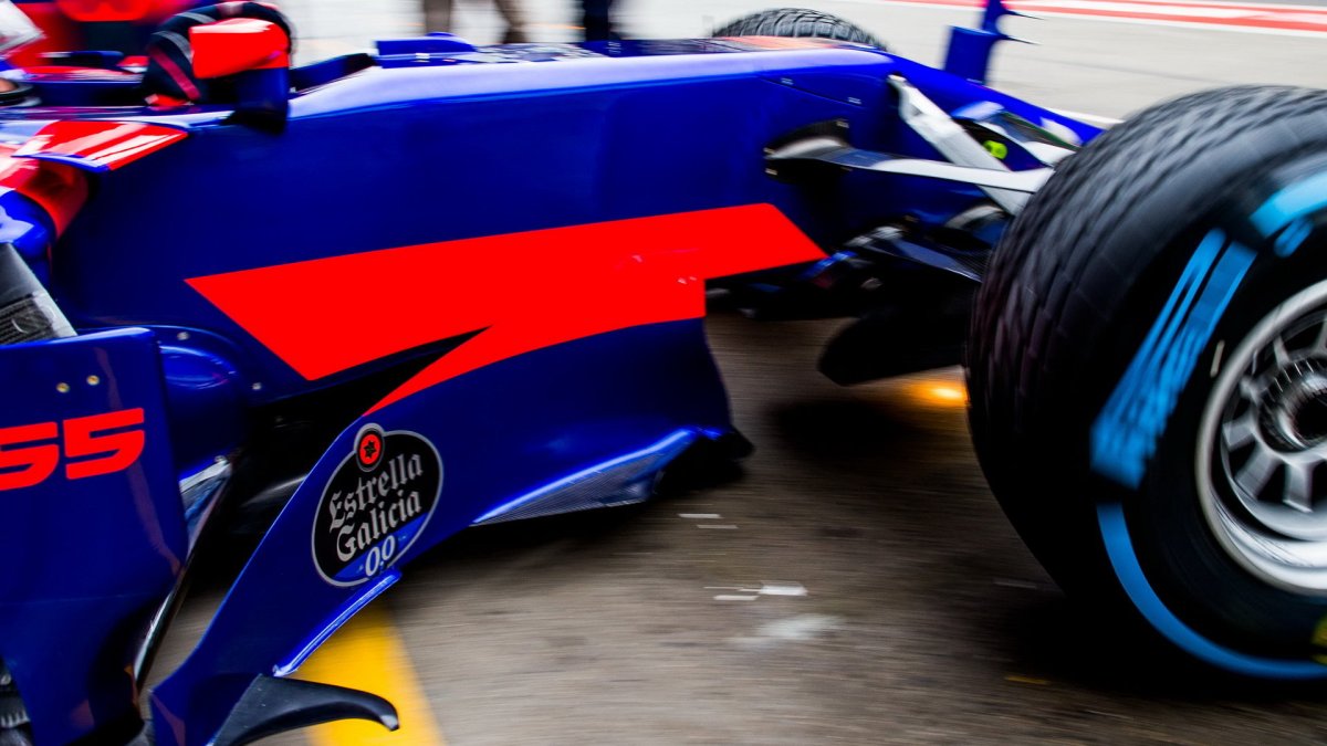 Kokpit vozu Toro Rosso STR12 - Renault v Číně