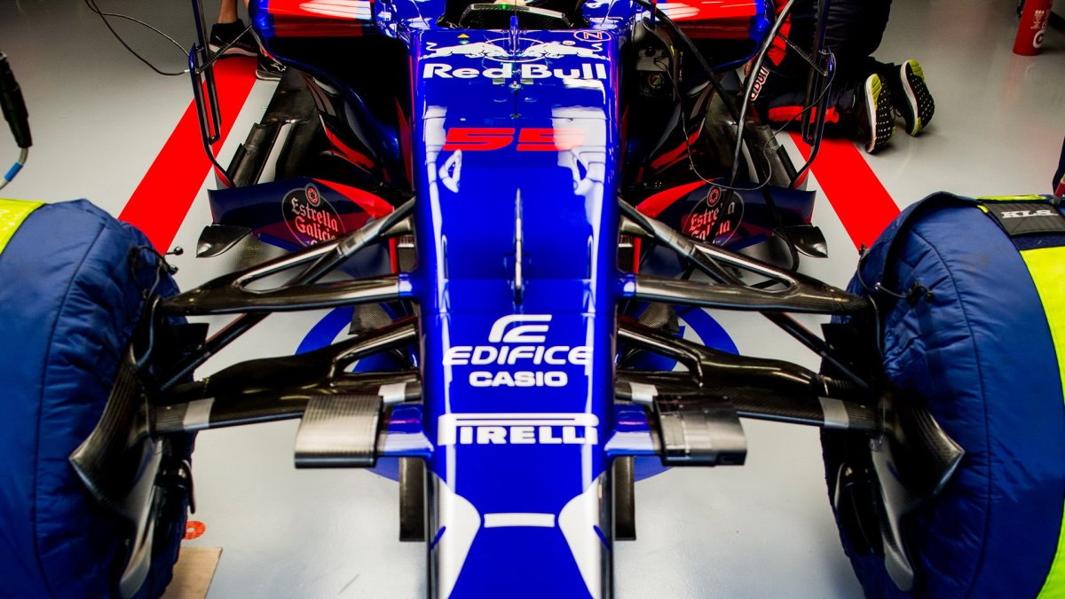 Zavěšení předních kol vozu Toro Rosso STR12 - Renault v Číně