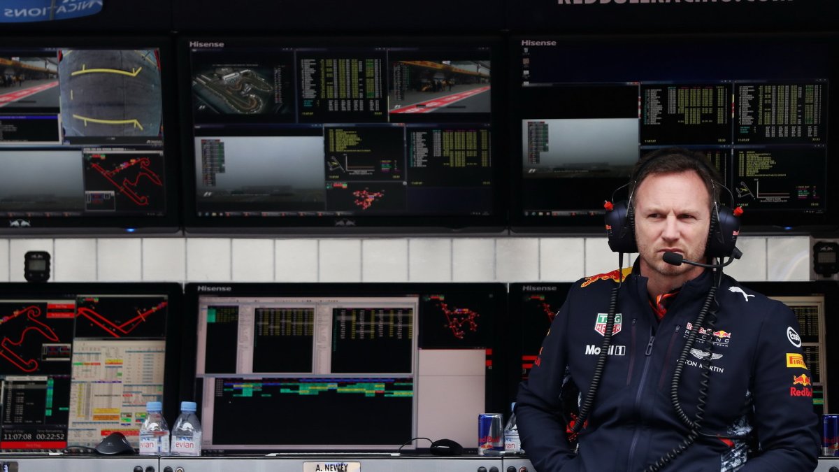 Christian Horner pečlivě sleduje svůj tým při tréninku v Číně