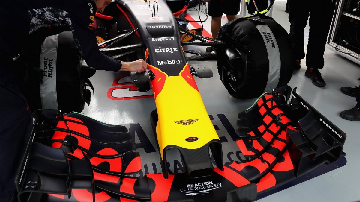 Přední křídlo vozu Red Bull RB13 - Renault v tréninku v Číně