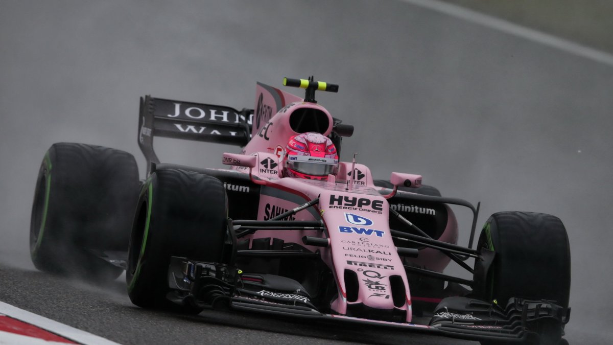 Esteban Ocon za deštivého tréninku v Číně