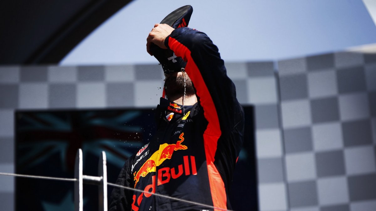 Daniel Ricciardo si užívá svou "shoey" na pódiu po závodě v Kanadě