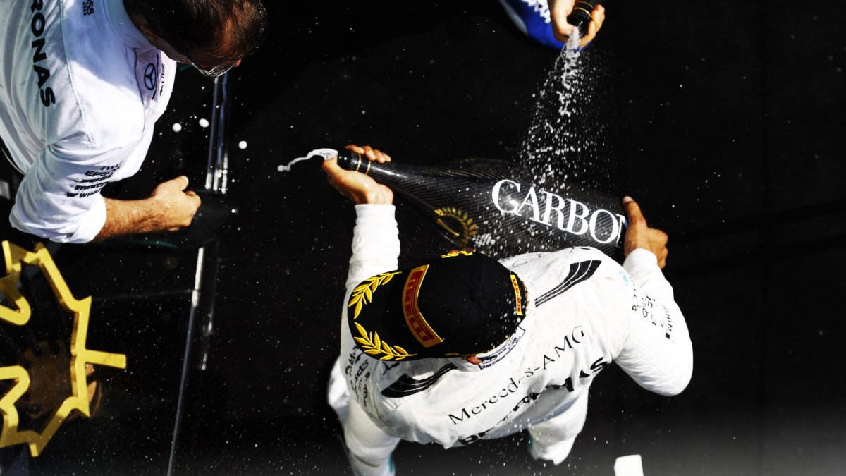 Lewis Hamilton si užívá vítěství na pódiu po závodě v Kanadě