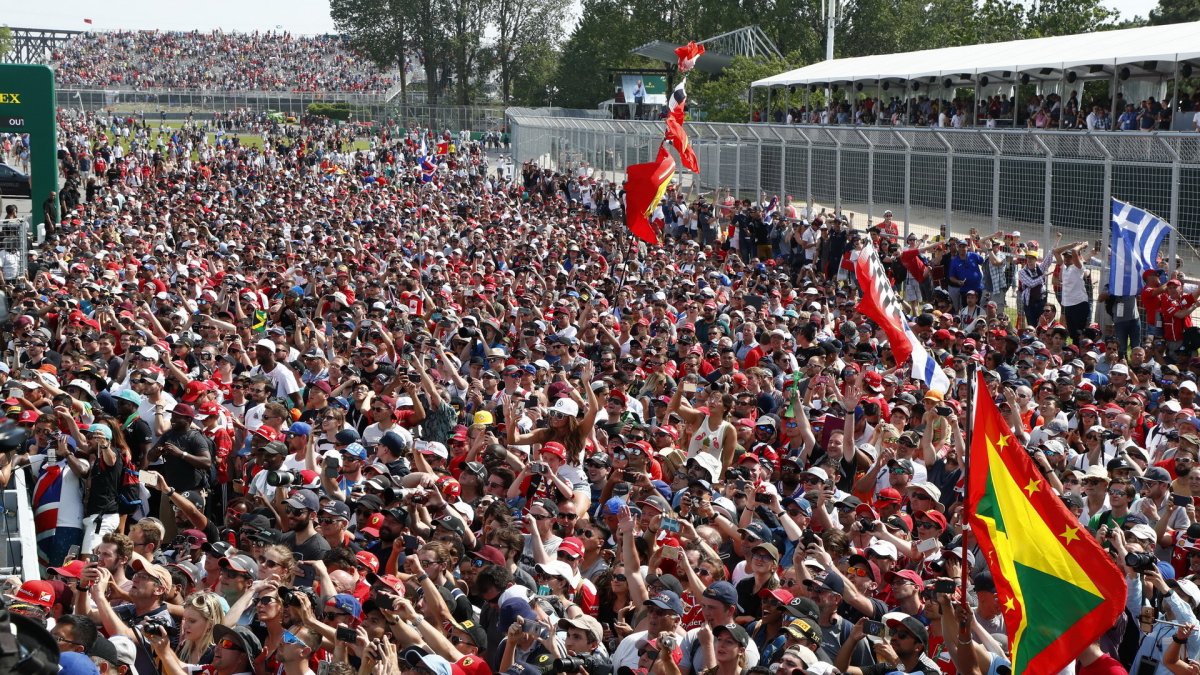 Fanoušci pod pódiem v Kanadě