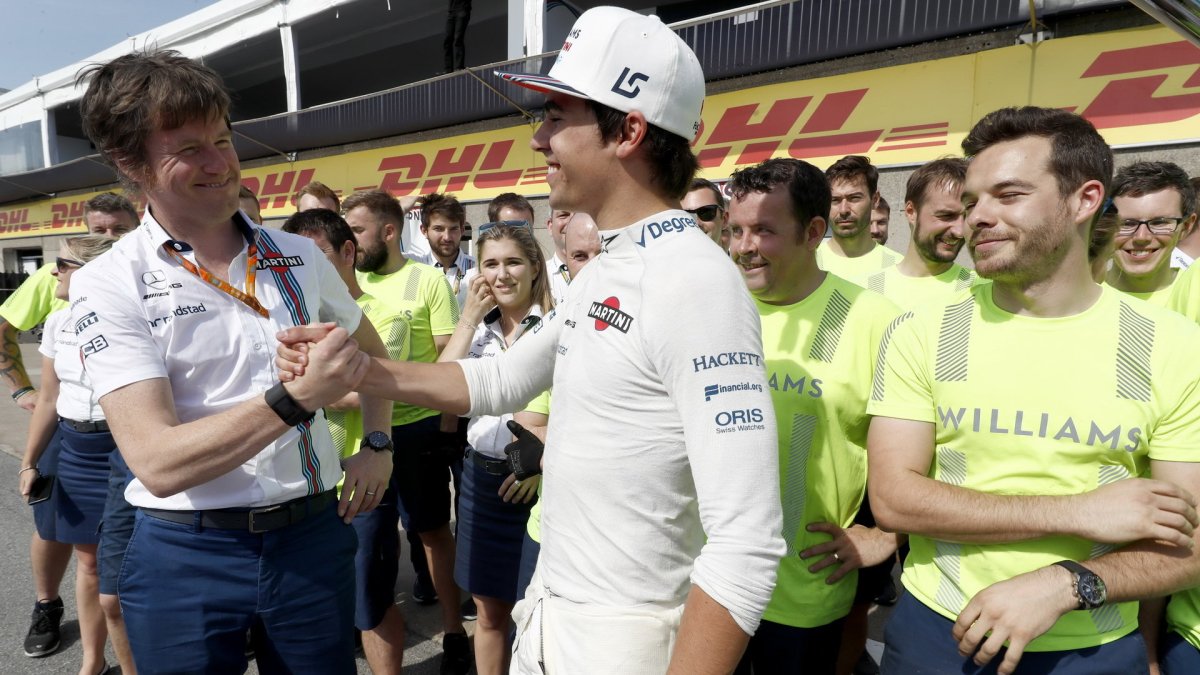 Rob Smedley gratuluje Lance Strollovi k prvním bodům po závodě v Kanadě