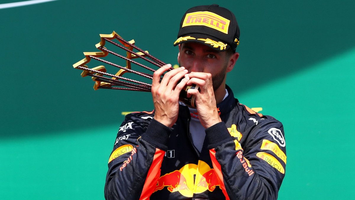 Daniel Ricciardo se svou trofejí na pódiu po závodě v Kanadě