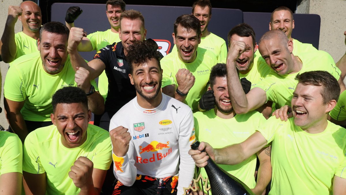 Daniel Ricciardo si užíval třetího místa se svými mechaniky po závodě v Kanadě