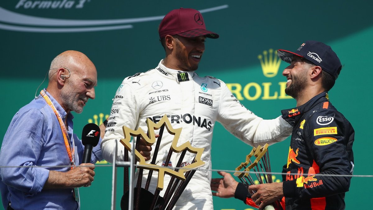 Sir Patrick Stewart, Daniel Ricciardo a Lewis Hamilton na pódiu po závodě v Kanadě