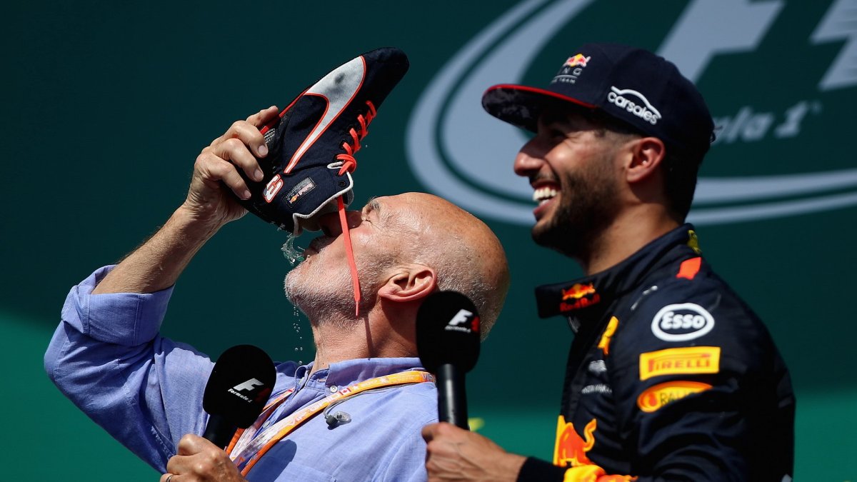 Daniel Ricciardo si užíval chvíle na pódiu po závodě v Kanadě