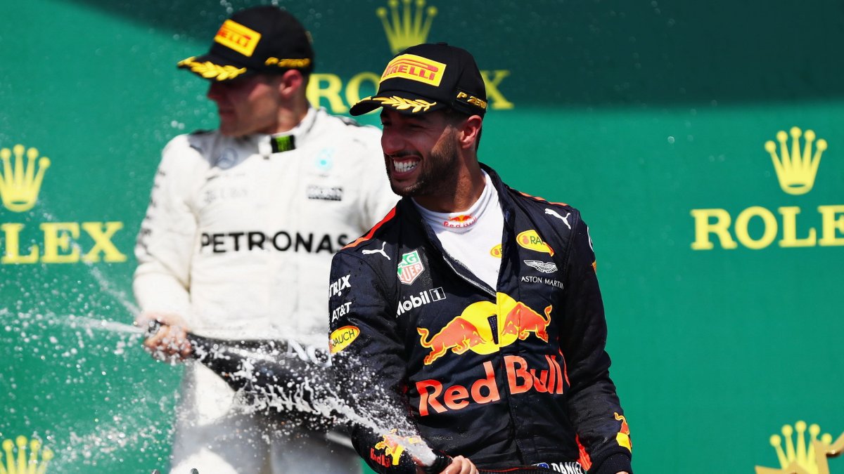 Daniel Ricciardo si užíval chvíle na pódiu po závodě v Kanadě