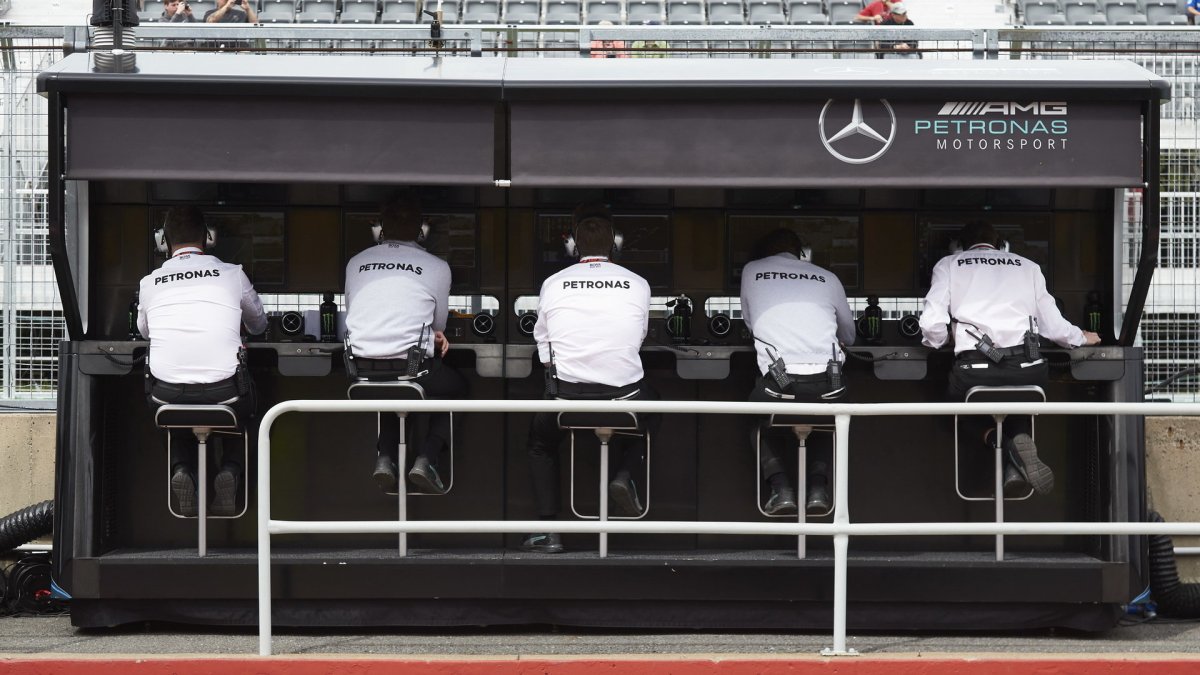 Pitwal týmu Mercedes při tréninku v Kanadě