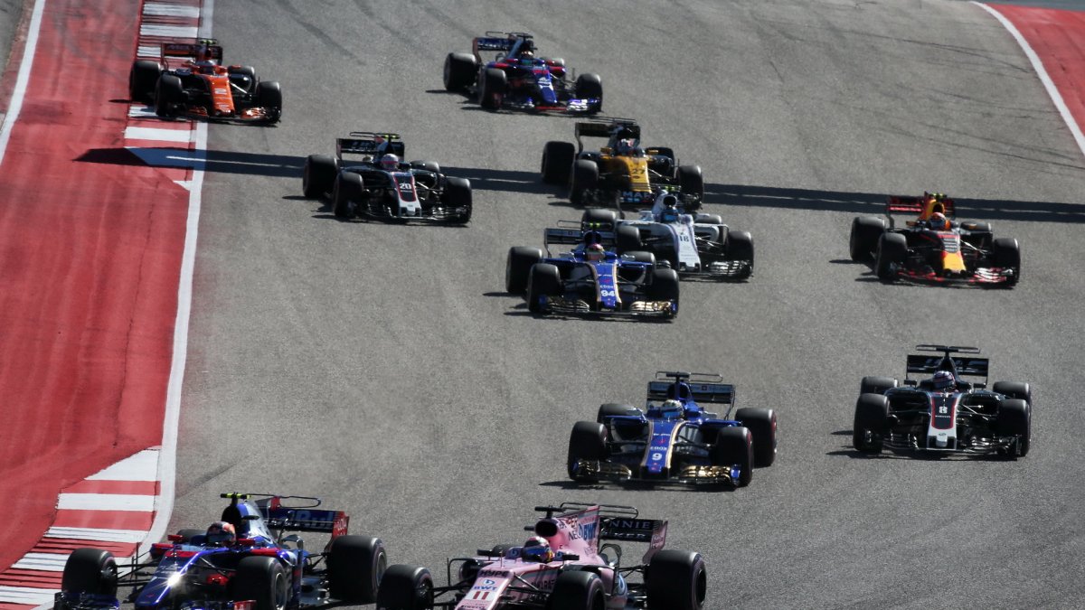 Hartley předjíždí Sergia Péreze v závodě v Austinu