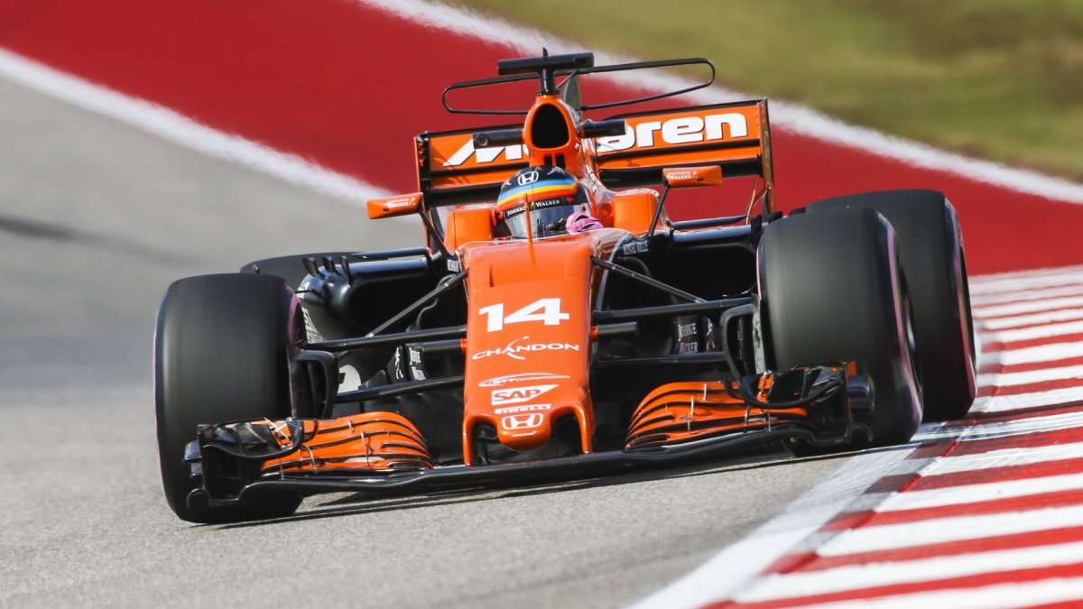 Fernando Alonso s McLarenem v Austinu