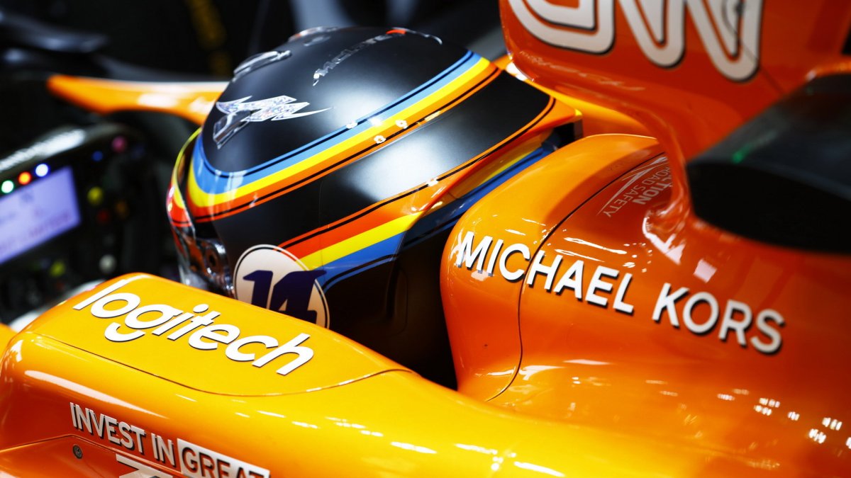 Fernando Alonso s McLarenem v Austinu