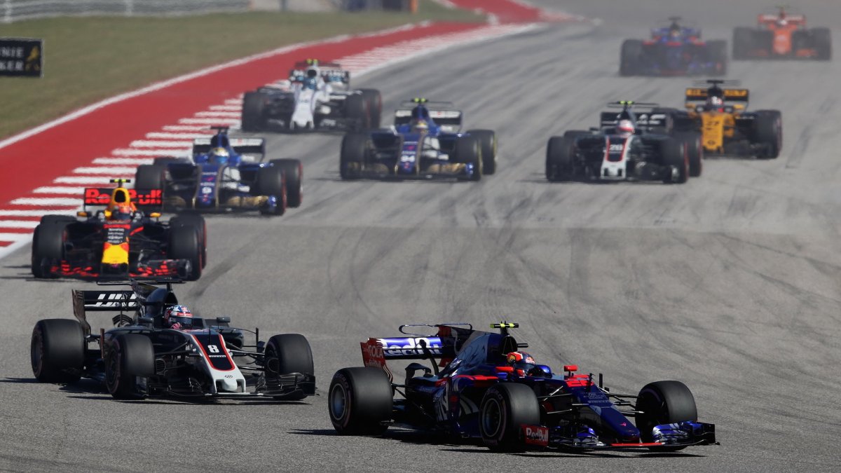 Daniil Kvjat a Romain Grosjean po startu závodu v Austinu