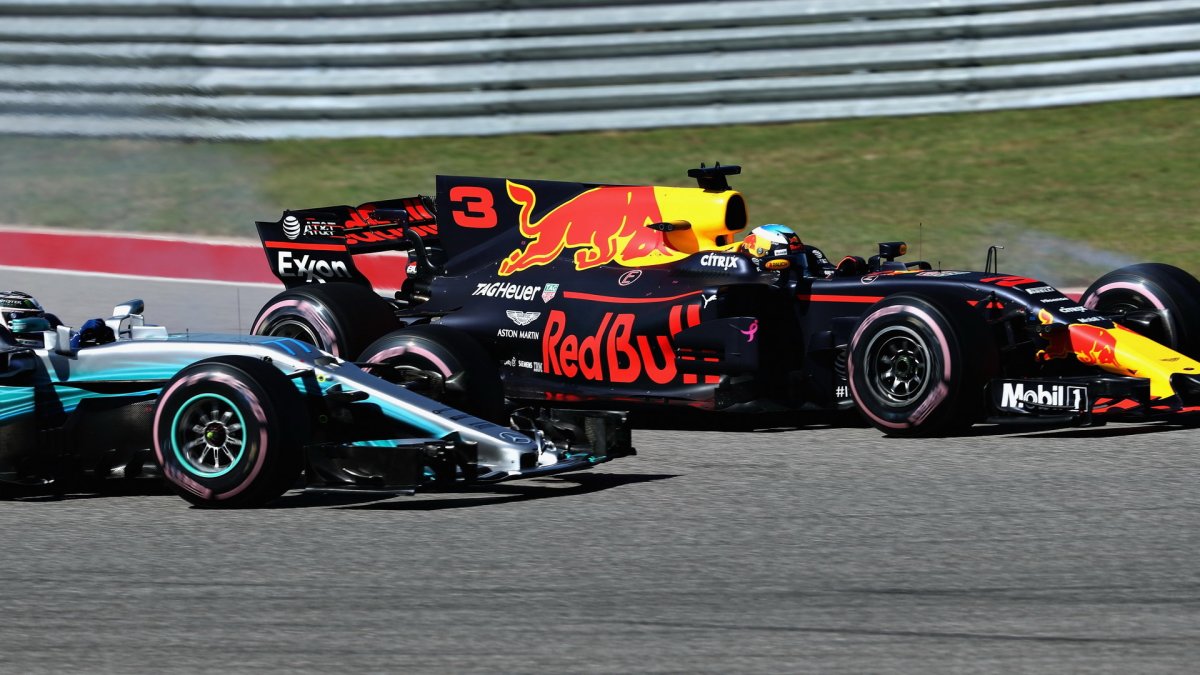 Valtteri Bottas a Daniel Ricciardo při předjíždění v závodě v Austinu