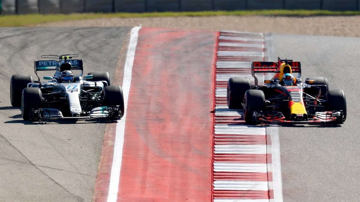 Valtteri Bottas a Daniel Ricciardo při předjíždění v závodě v Austinu