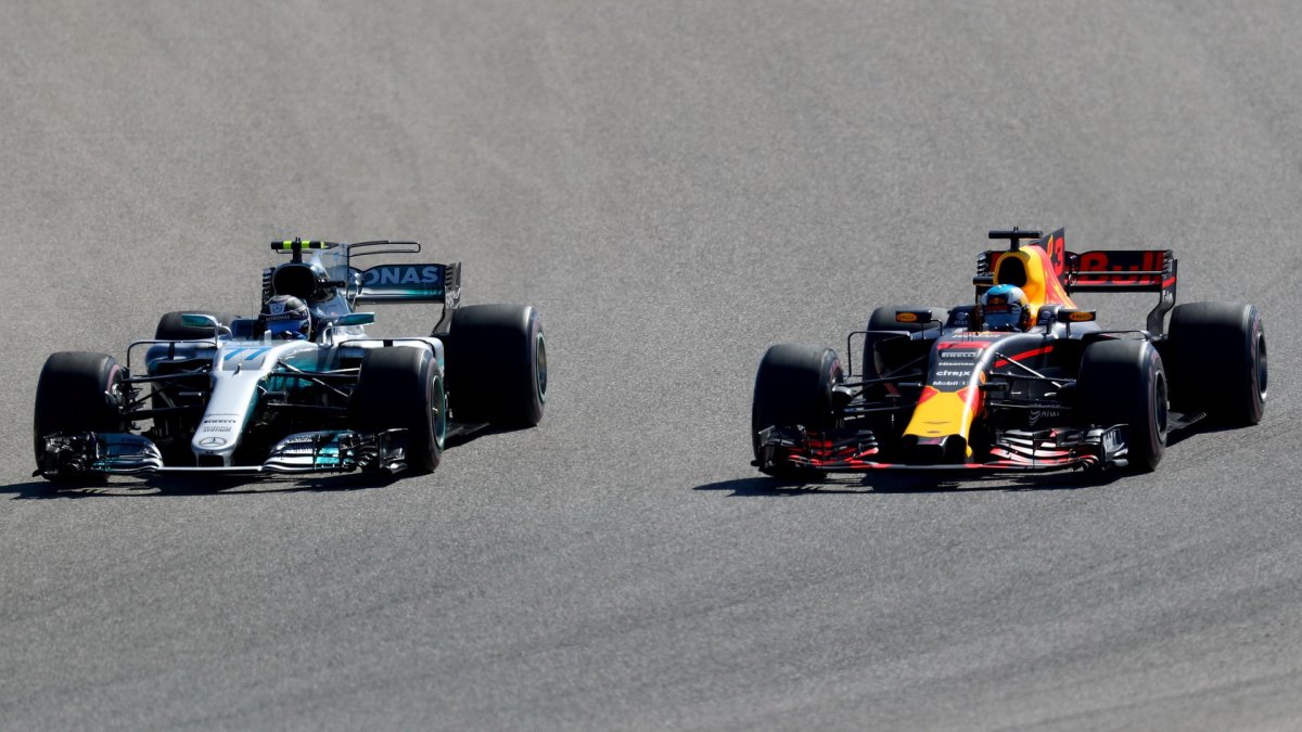 Valtteri Bottas a Daniel Ricciardo při předjíždění v závodě v Austinu