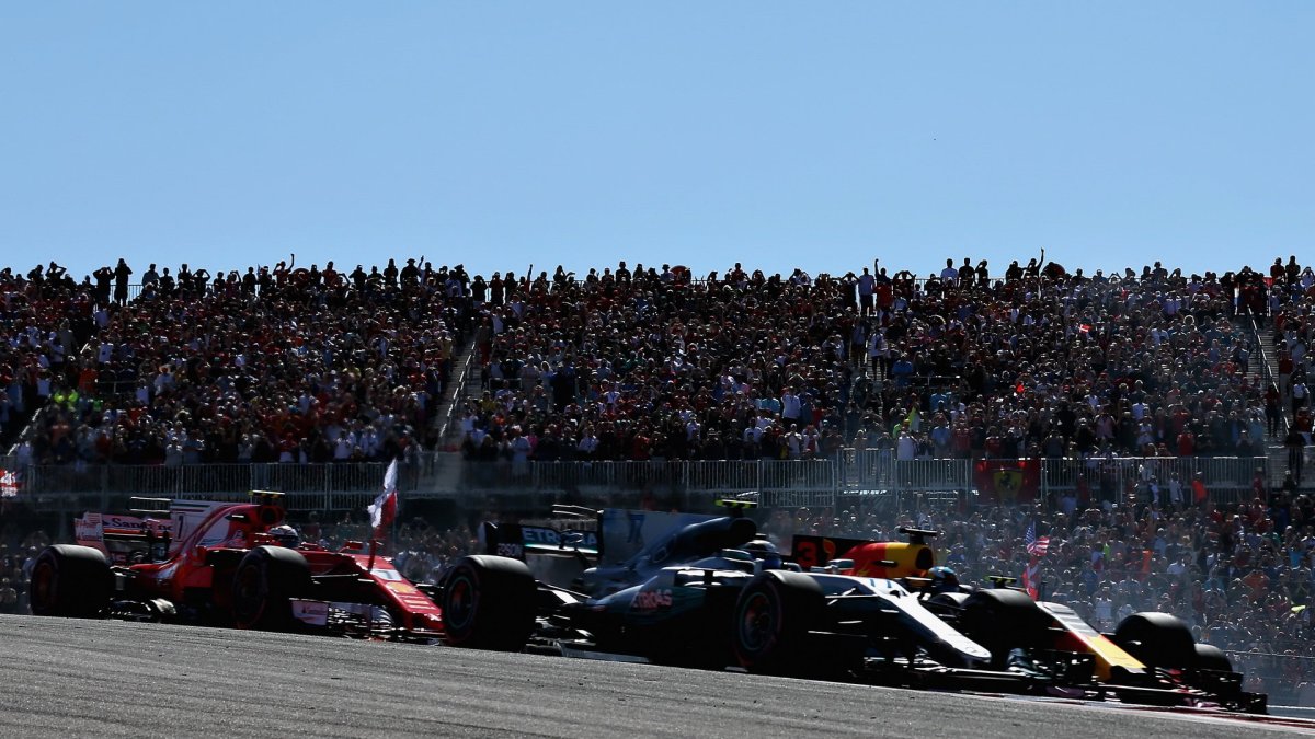 Daniel Ricciardo a Valtteri Bottas při předjíždění v závodě v Austinu